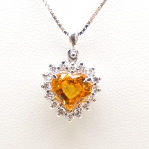 Collana e pendente in oro bianco con Zaffiro giallo e Diamanti brillanti.