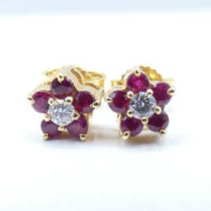 Orecchini in oro giallo 18 Kt con Diamanti centrali e contorno di rubini