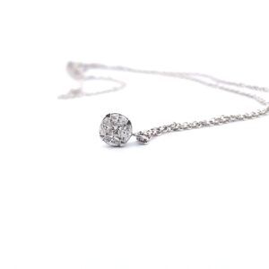 Collana e pendente punto luce in oro bianco da 18 Kt con diamanti brillanti naturali.